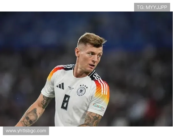 克罗斯在球场上的传奇之路与足球世界的影响力分析